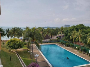 Nat's Seri Bulan beach, pool home @teluk kemang